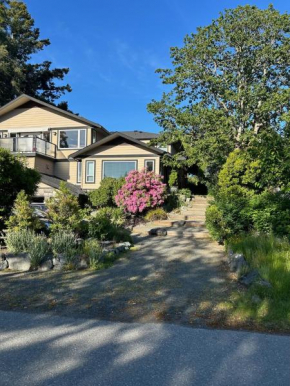 Quiet Neighborhood, Just a Short Drive to Downtown